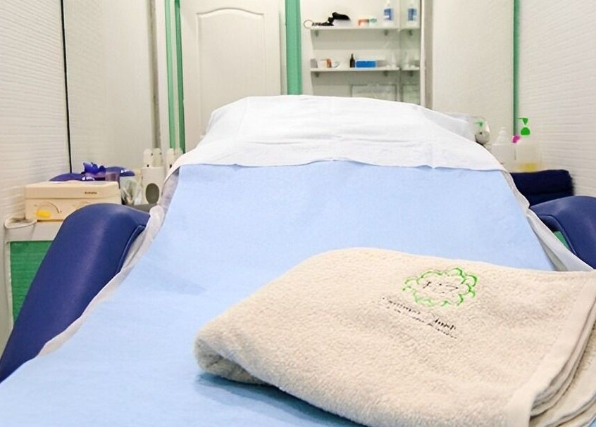 Camilla de masaje en HammamZineb, Vinaròs, Comunidad Valenciana, ES, con manta blanca.