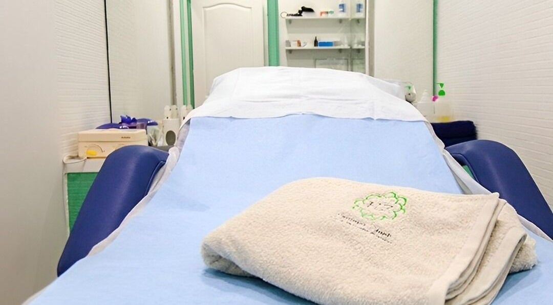 Camilla de masaje en HammamZineb, Vinaròs, Comunidad Valenciana, ES, con manta blanca.