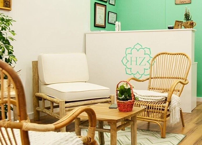 Acogedora área de espera con muebles de ratán en HammamZineb, Vinaròs, Comunidad Valenciana, ES.