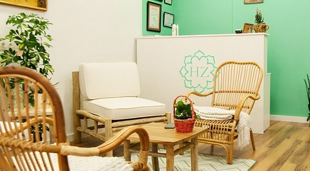 Acogedora área de espera con muebles de ratán en HammamZineb, Vinaròs, Comunidad Valenciana, ES.