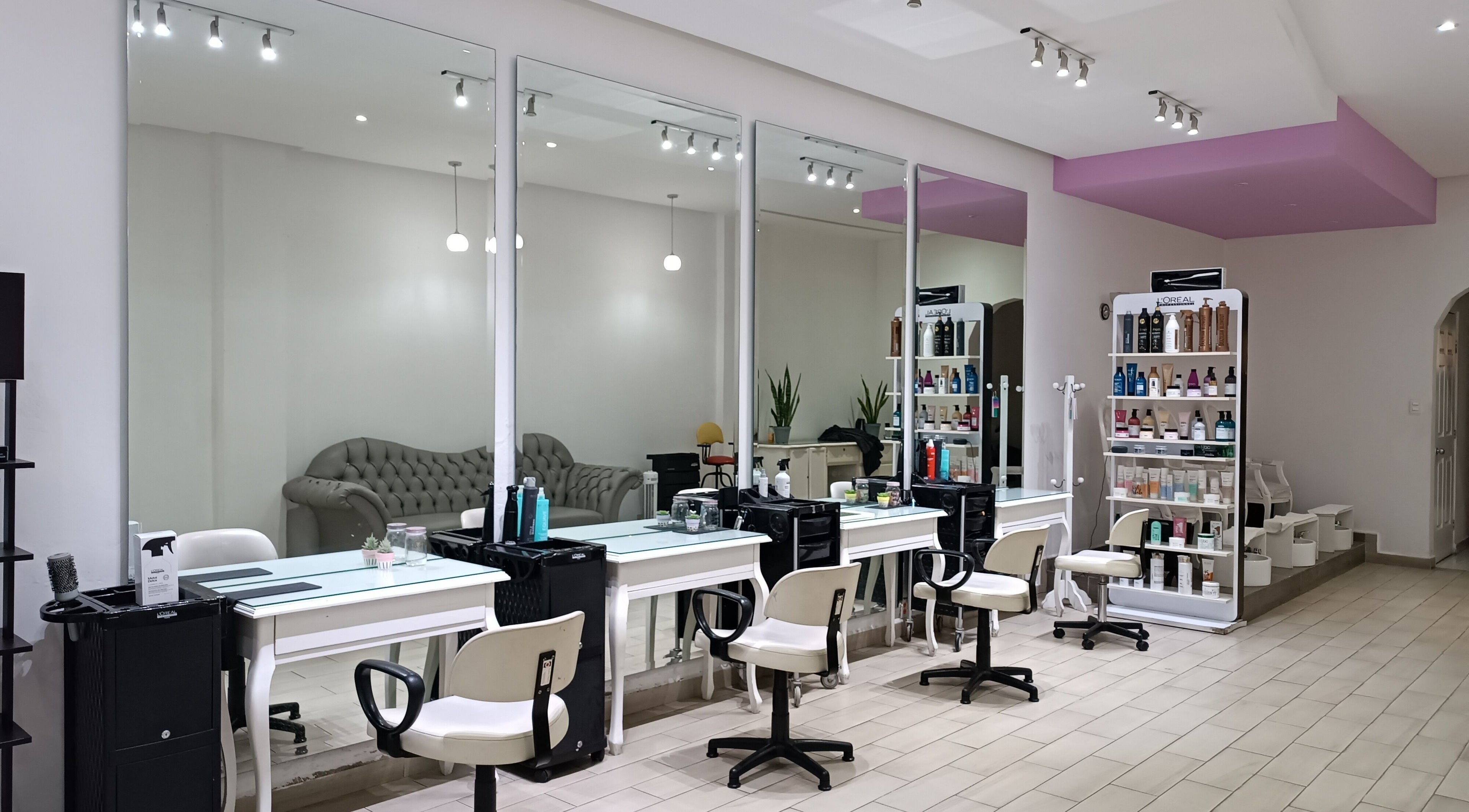 Interior moderno de Marbella Beauty Salon en Tehuacán, Puebla, MX. Estaciones elegantes y productos de belleza.
