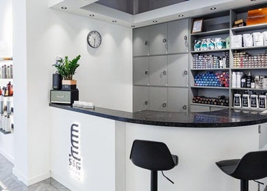 Modern salon reception at Sig Salon, 九龍, 九龍, HK, showcasing sleek design and beauty products.