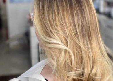 Transformação loira no Gessy Hair Cabeleireiros, Taubaté, São Paulo, BR, cabelo com estilo moderno.