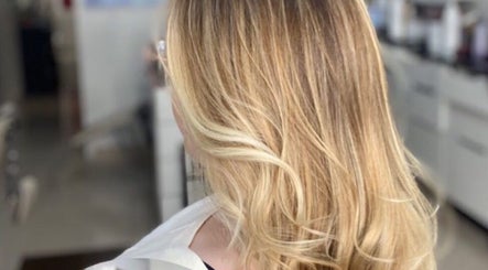 Transformação loira no Gessy Hair Cabeleireiros, Taubaté, São Paulo, BR, cabelo com estilo moderno.
