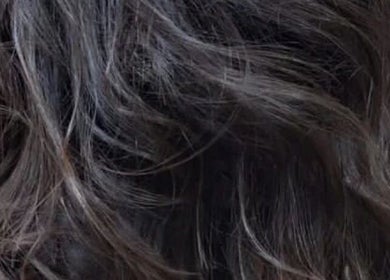 Cabelos ondulados em destaque no salão Gessy Hair Cabeleireiros em Taubaté, São Paulo, BR.