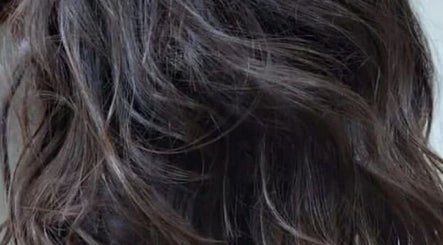 Cabelos ondulados em destaque no salão Gessy Hair Cabeleireiros em Taubaté, São Paulo, BR.
