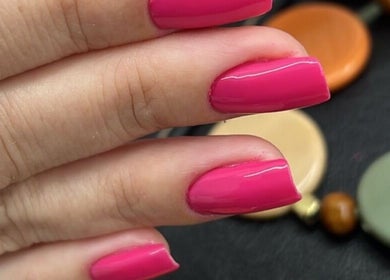 Unhas cor-de-rosa bem cuidadas em Gessy Hair Cabeleireiros, Taubaté, São Paulo, BR.
