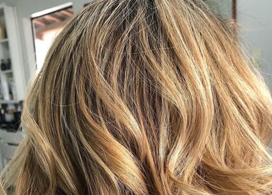 Cabelo loiro com mechas onduladas no Gessy Hair Cabeleireiros, Taubaté, São Paulo, BR.