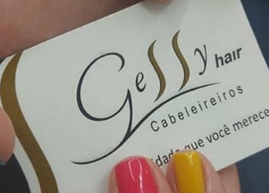 Cartão de visita do Gessy Hair Cabeleireiros em Taubaté, São Paulo, BR, destaque em unhas coloridas.