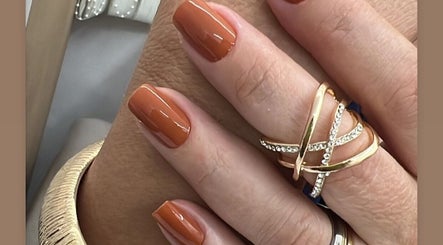 Unhas pintadas de marrom em Gessy Hair Cabeleireiros, Taubaté, São Paulo, BR.