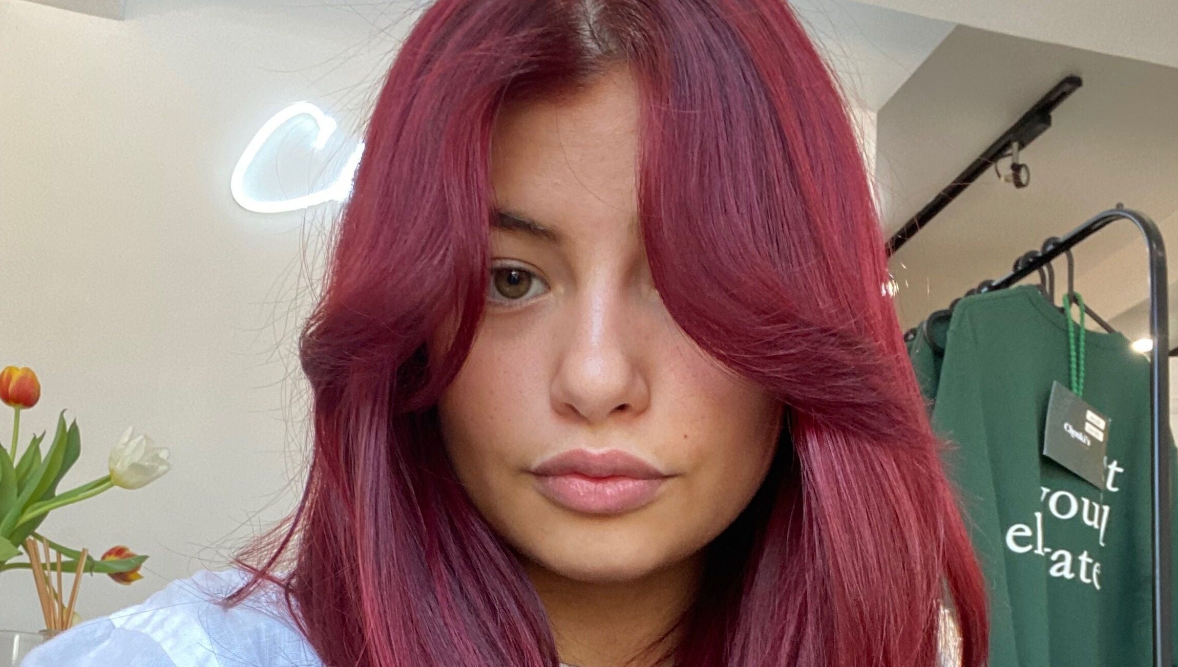 Cheveux rouges vibrants à Maëlle Gagné au Salon Chouki’s, Montréal, Québec, CA, moderne et élégant.