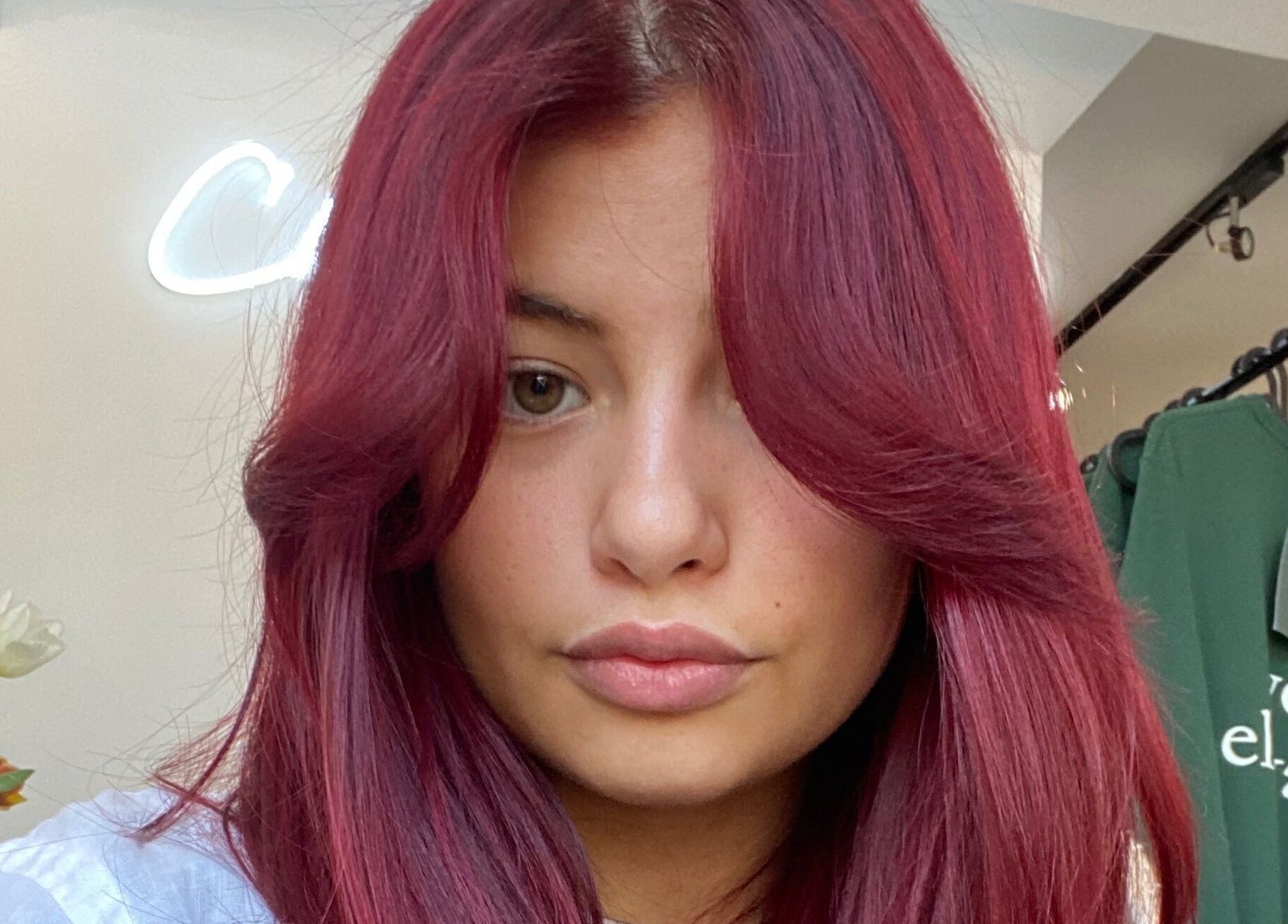 Cheveux rouges vibrants à Maëlle Gagné au Salon Chouki’s, Montréal, Québec, CA, moderne et élégant.