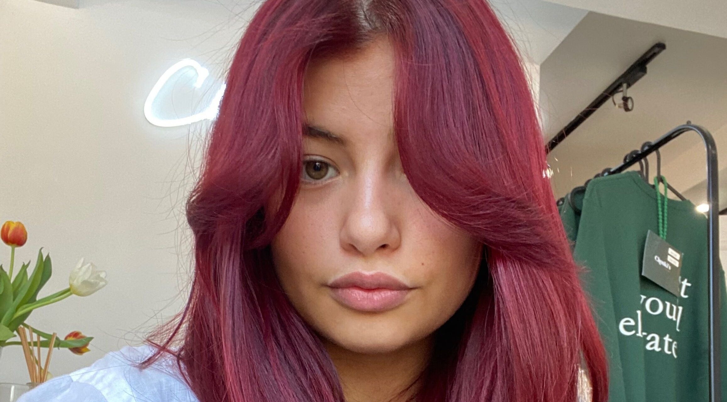 Cheveux rouges vibrants à Maëlle Gagné au Salon Chouki’s, Montréal, Québec, CA, moderne et élégant.