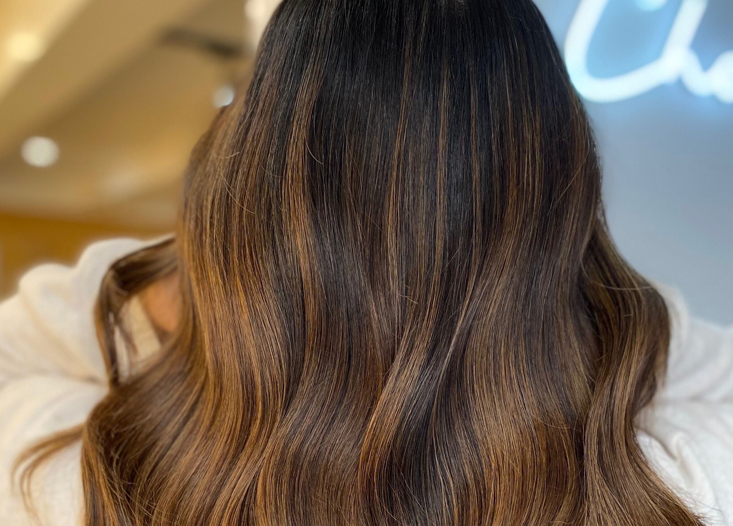 Cheveux ondulés brun chocolat au Salon Chouki’s par Maëlle Gagné, Montréal, Québec, CA.