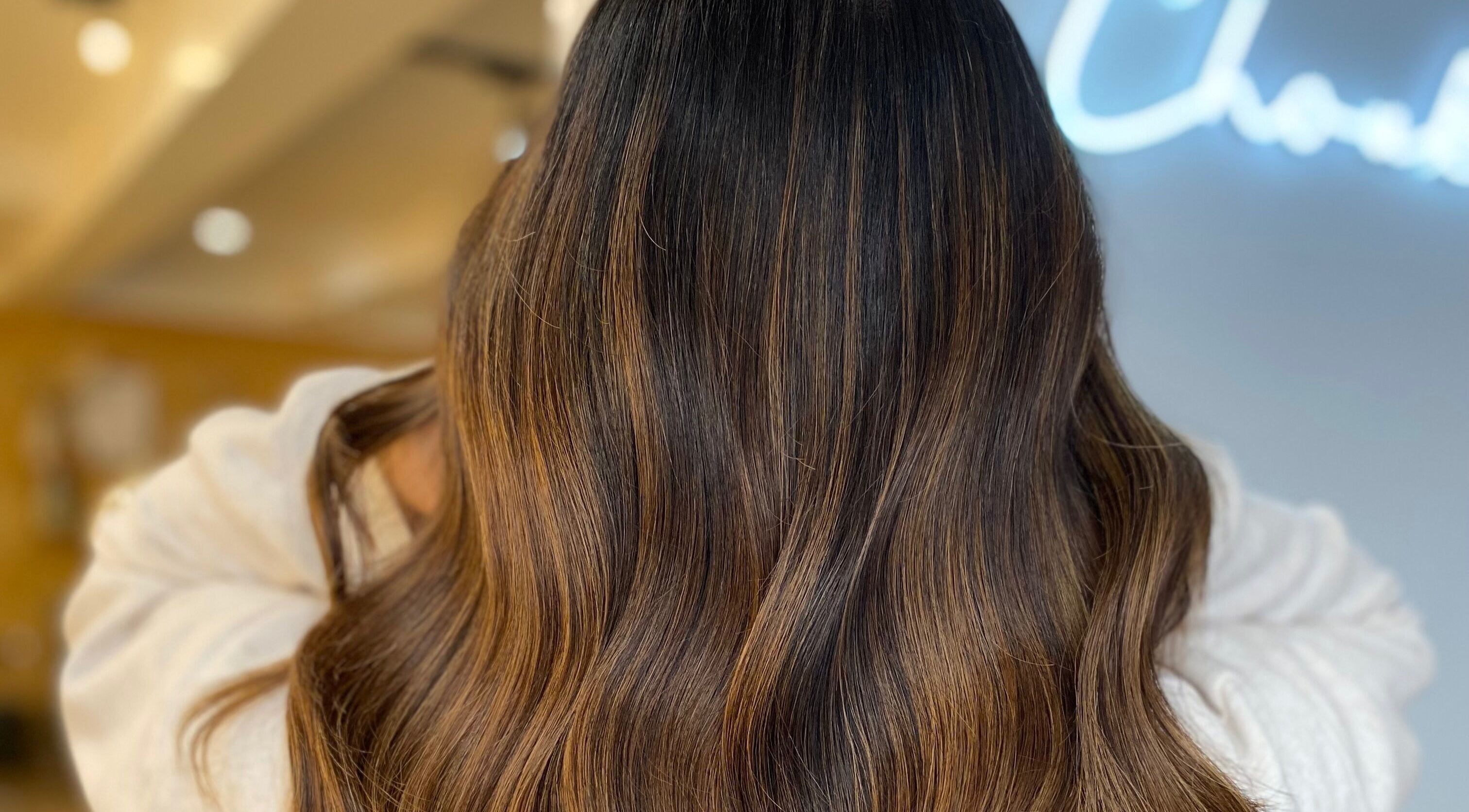 Cheveux ondulés brun chocolat au Salon Chouki’s par Maëlle Gagné, Montréal, Québec, CA.