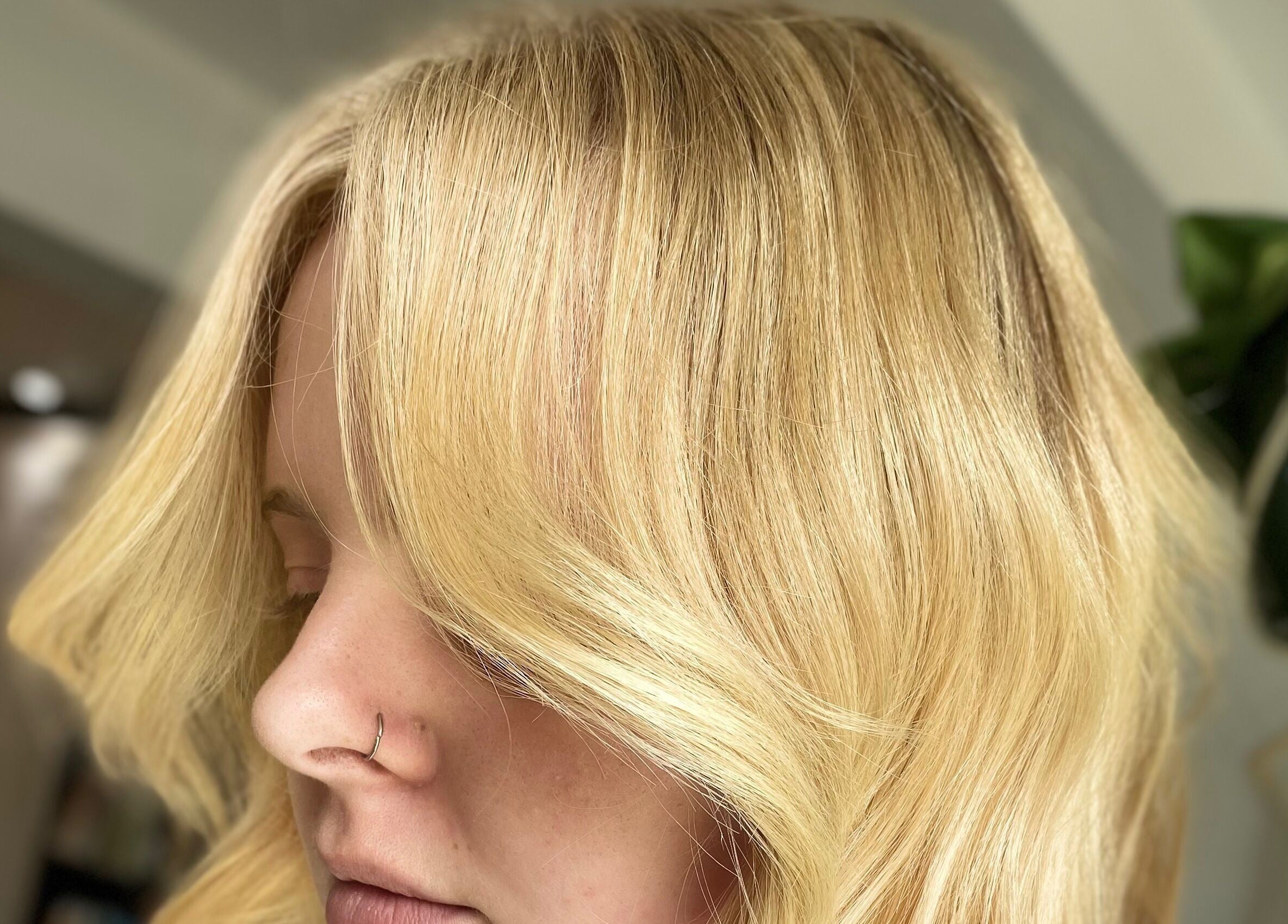 Coiffure blonde lumineuse chez Maëlle Gagné au Salon Chouki’s, Montréal, Québec, CA.