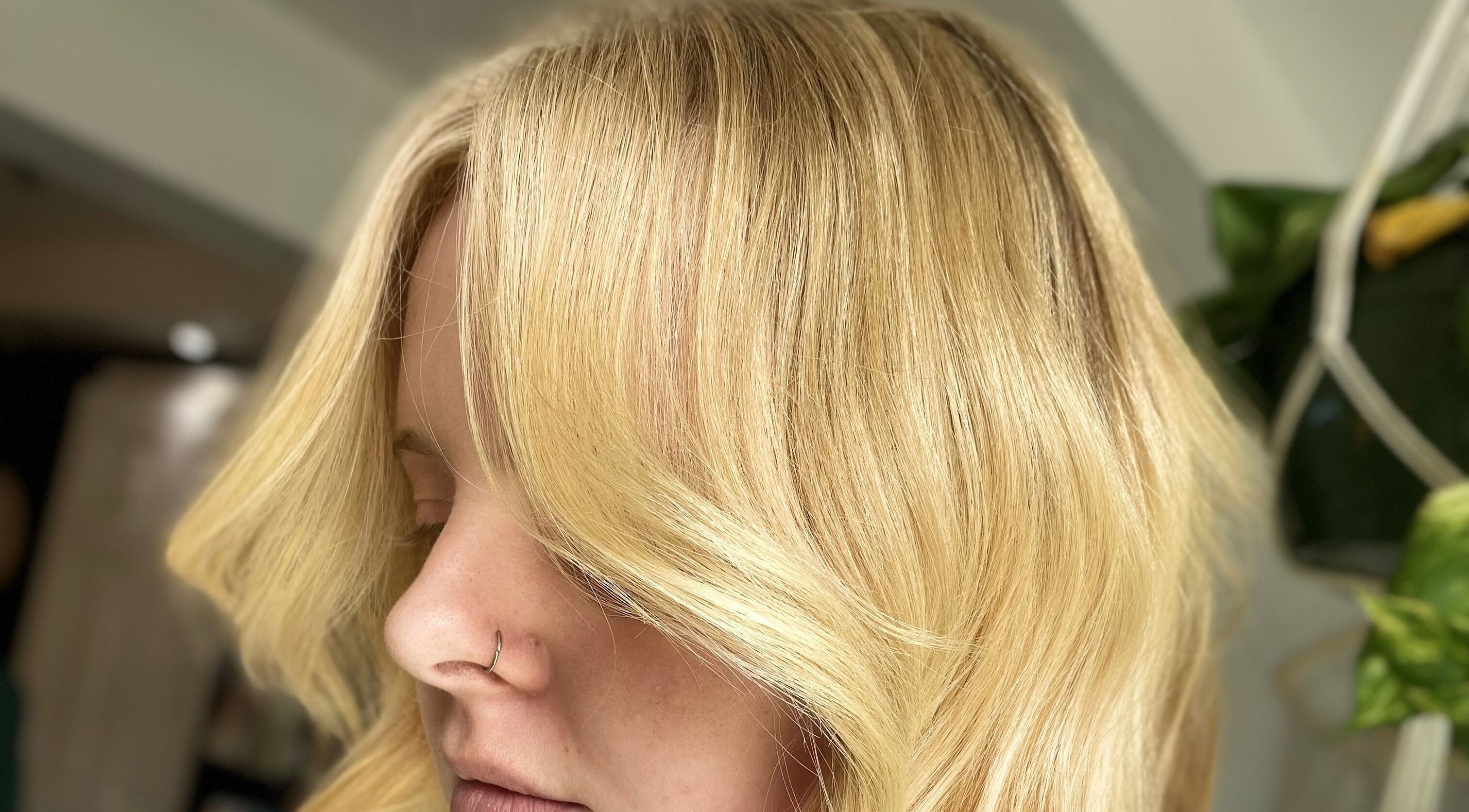 Coiffure blonde lumineuse chez Maëlle Gagné au Salon Chouki’s, Montréal, Québec, CA.