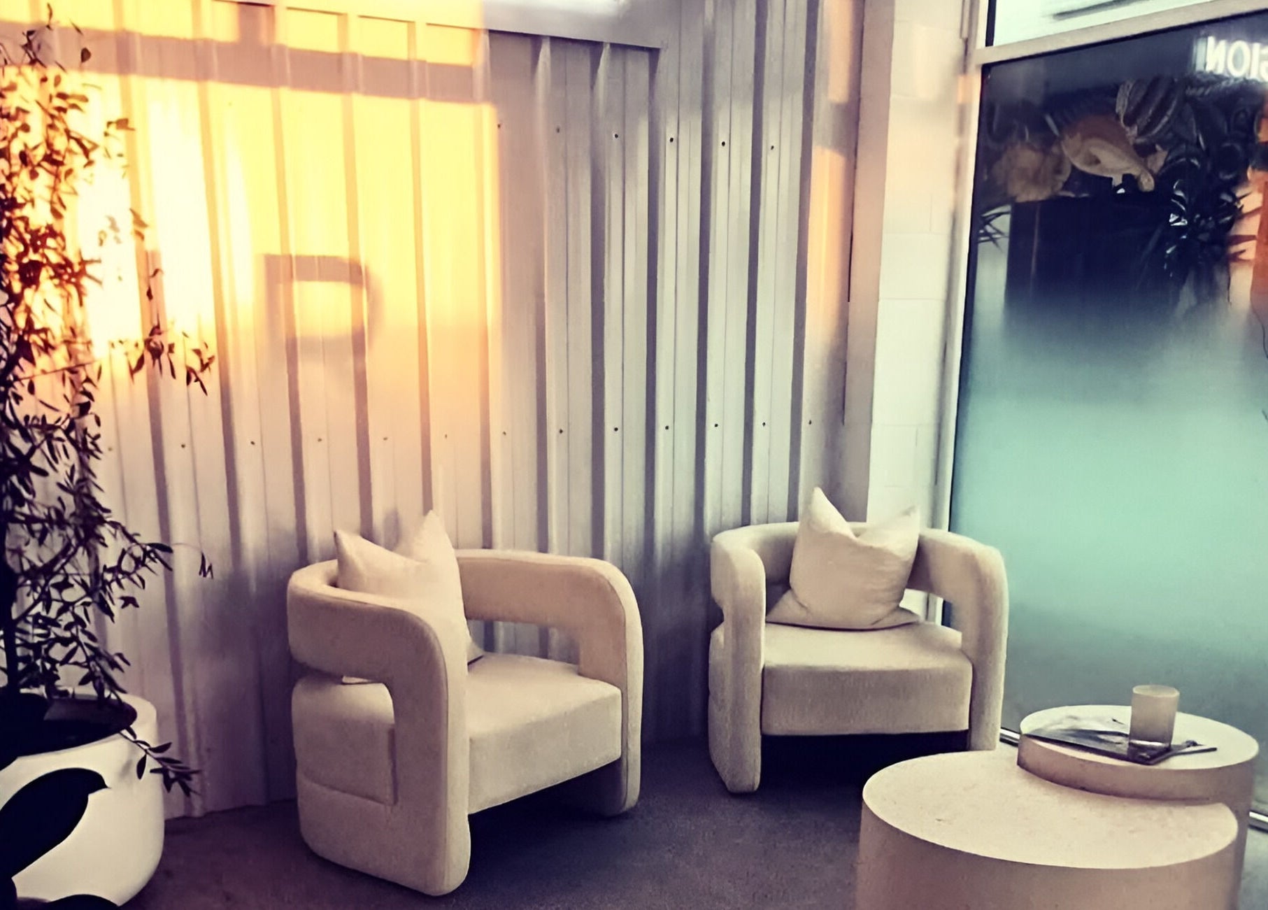 Cozy seating area at Lainey Everett Aesthetics, Whangaparāoa, Auckland, NZ with soft chairs and natural decor.