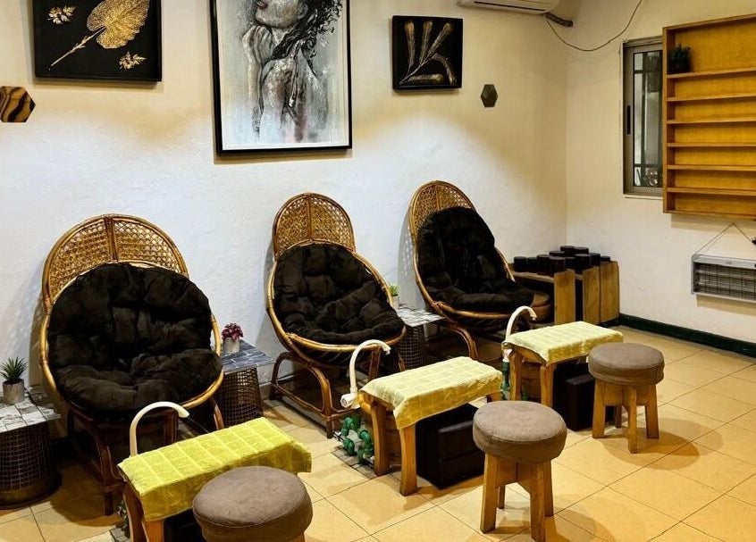Espace détente avec fauteuils en rotin à MINA SPA Kipe, Conakry, GN.