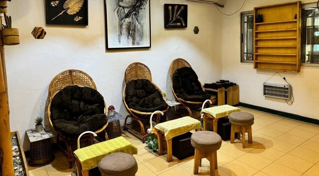 Espace détente avec fauteuils en rotin à MINA SPA Kipe, Conakry, GN.