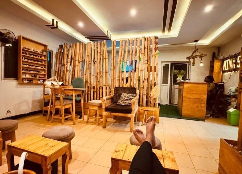 Intérieur relaxant de MINA SPA Kipe à Conakry, GN avec décor en bambou et ambiance chaleureuse.