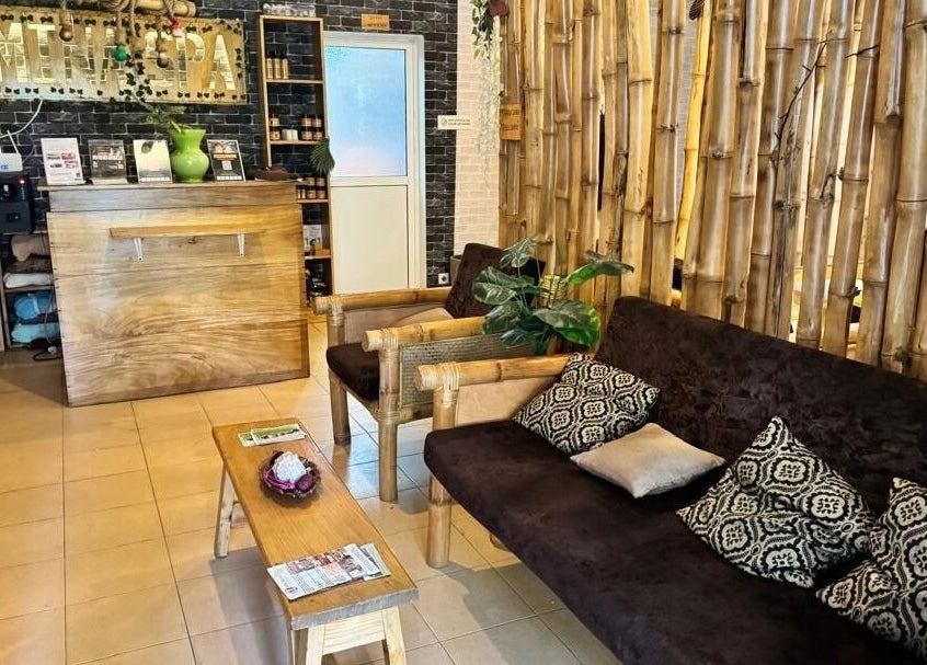 Réception en bambou à MINA SPA Kipe, Conakry, Conakry, GN, offrant un accueil chaleureux et relaxant.