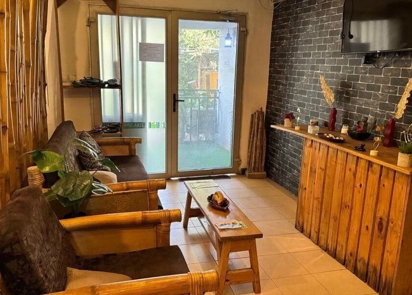 L'élégant salon de MINA SPA Kipe à Conakry, Conakry, GN, offre un décor en bambou et un espace accueillant.