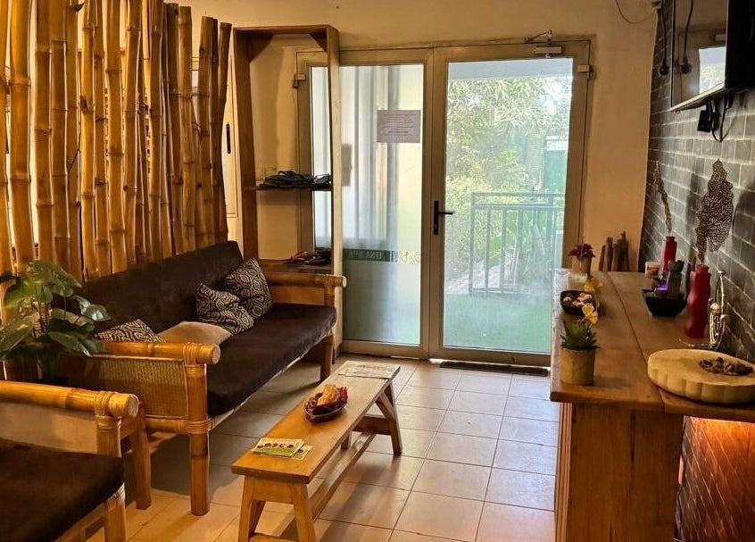 Intérieur zen chez MINA SPA Kipe, Conakry, Conakry, GN avec des meubles en bambou et des décorations naturelles.