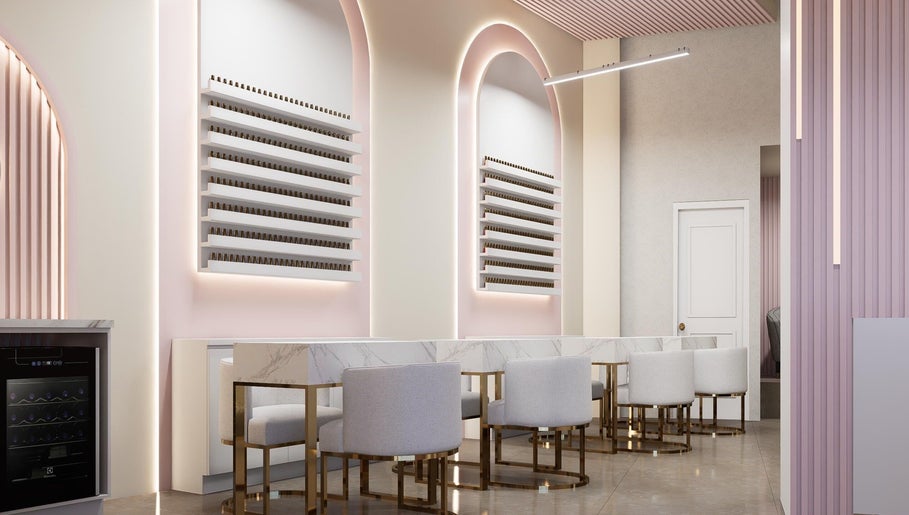 Salón moderno en Beauty Room Fraijanes, Fraijanes, Guatemala, GT con sillas elegantes y estantes iluminados.