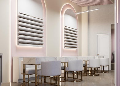 Salón moderno en Beauty Room Fraijanes, Fraijanes, Guatemala, GT con sillas elegantes y estantes iluminados.