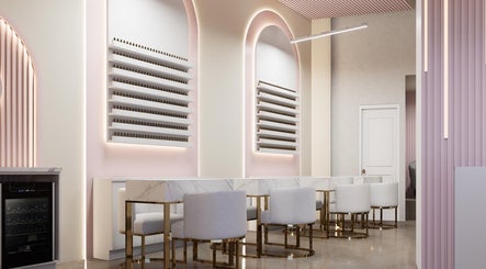 Salón moderno en Beauty Room Fraijanes, Fraijanes, Guatemala, GT con sillas elegantes y estantes iluminados.