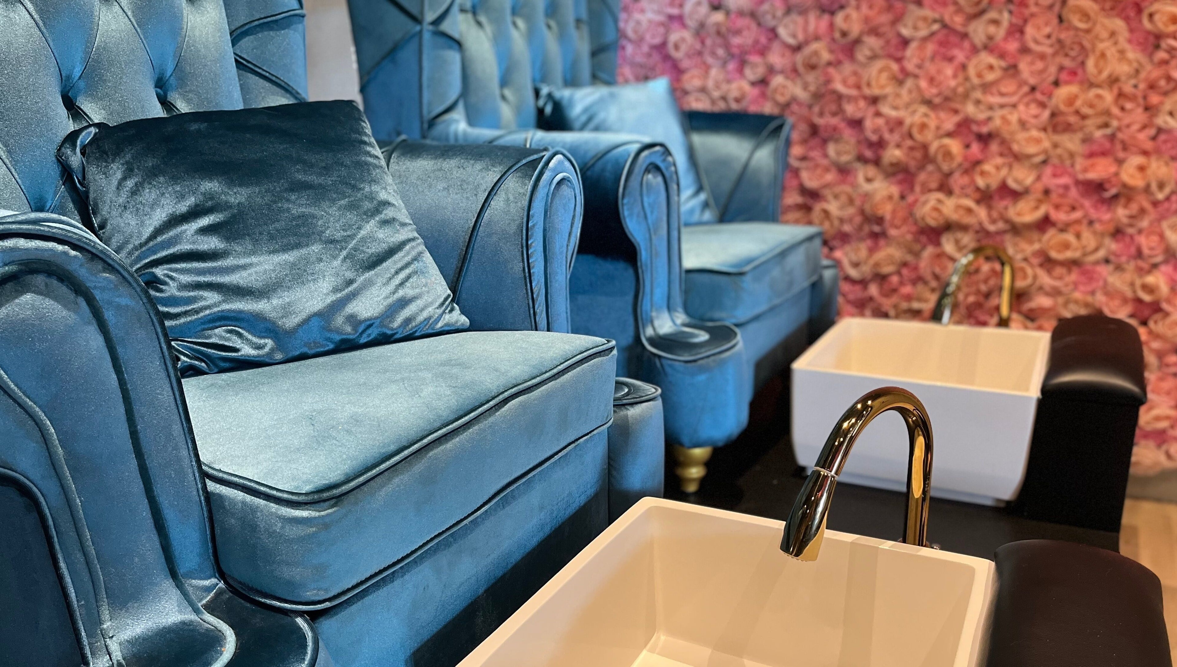 Chique pedicurestoelen bij Mooi by Manon en Iris, Sneek, Friesland, NL voor ultiem wellnesscomfort.