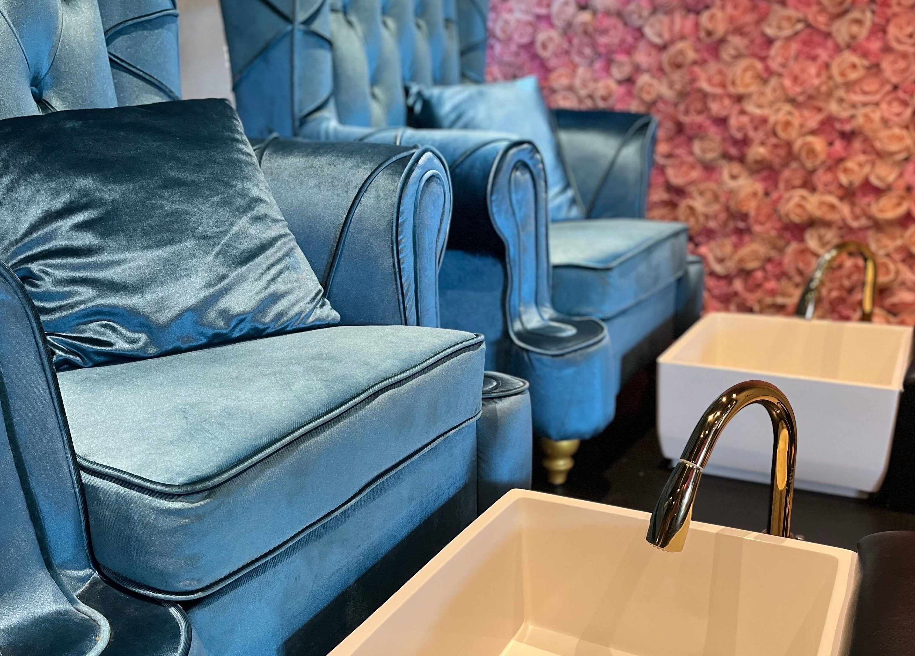 Chique pedicurestoelen bij Mooi by Manon en Iris, Sneek, Friesland, NL voor ultiem wellnesscomfort.