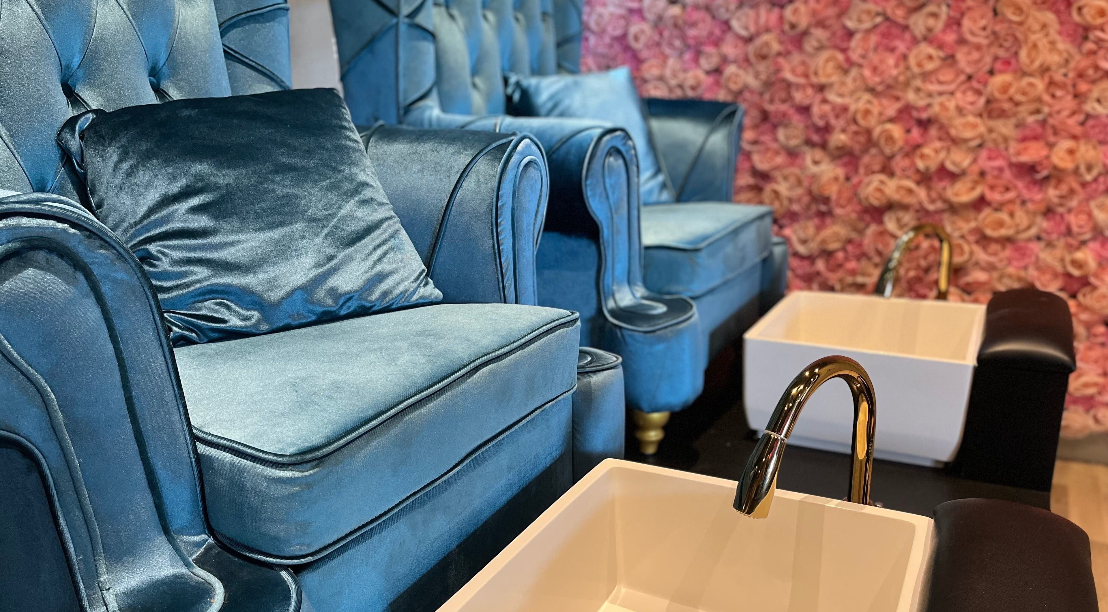 Chique pedicurestoelen bij Mooi by Manon en Iris, Sneek, Friesland, NL voor ultiem wellnesscomfort.