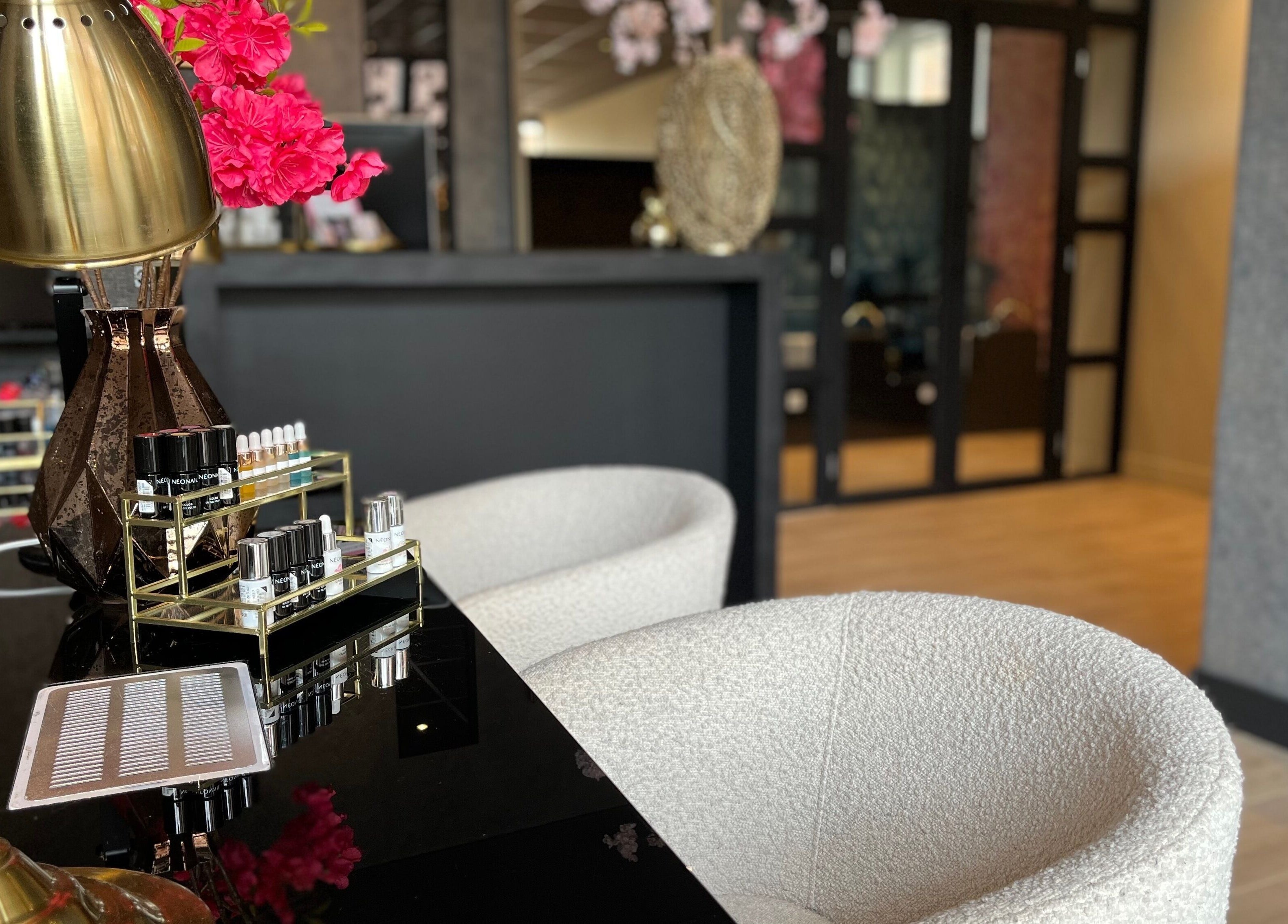 Interieur van Mooi by Manon en Iris in Sneek, Friesland, NL met verfijnde inrichting en nagellakdisplay.