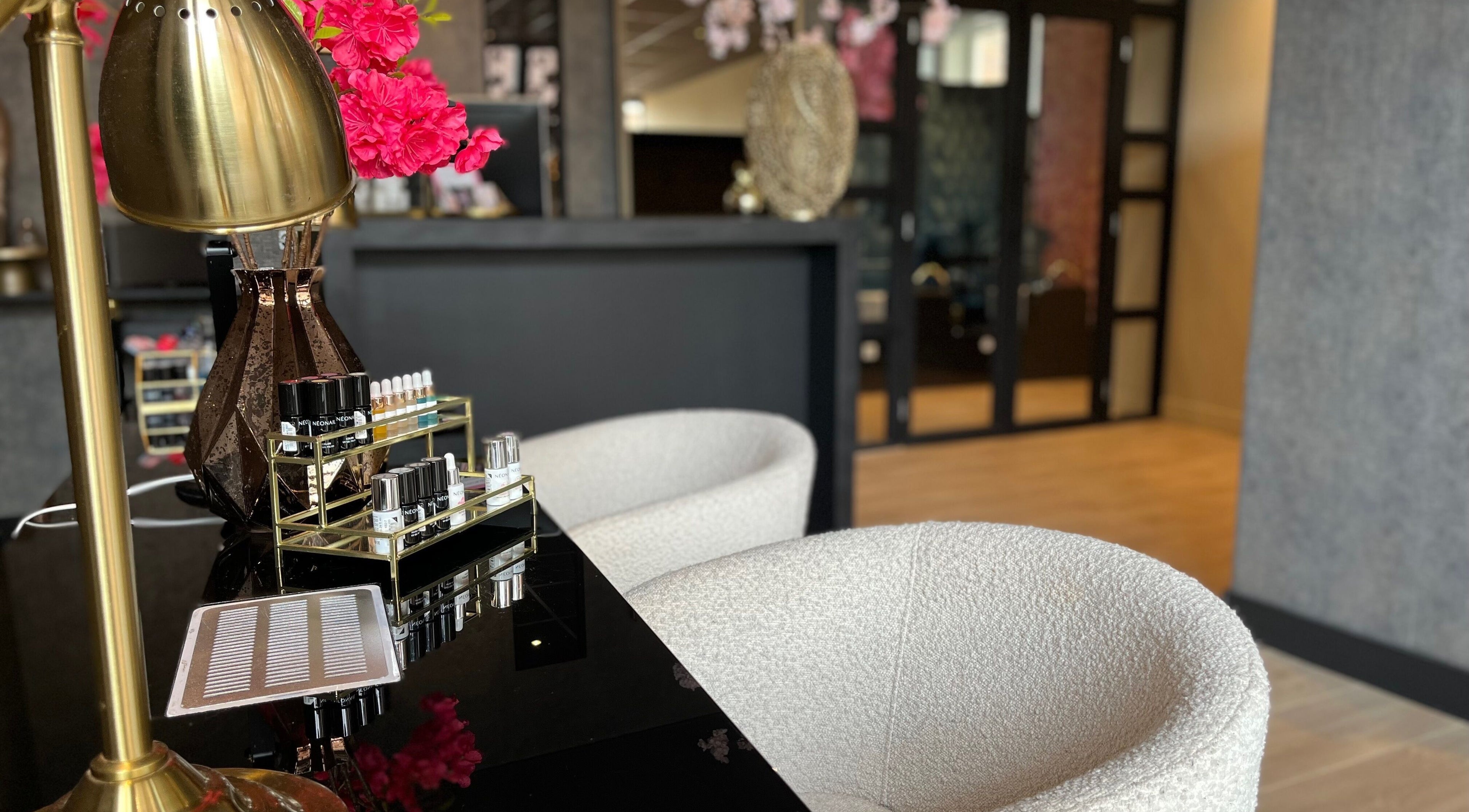 Interieur van Mooi by Manon en Iris in Sneek, Friesland, NL met verfijnde inrichting en nagellakdisplay.