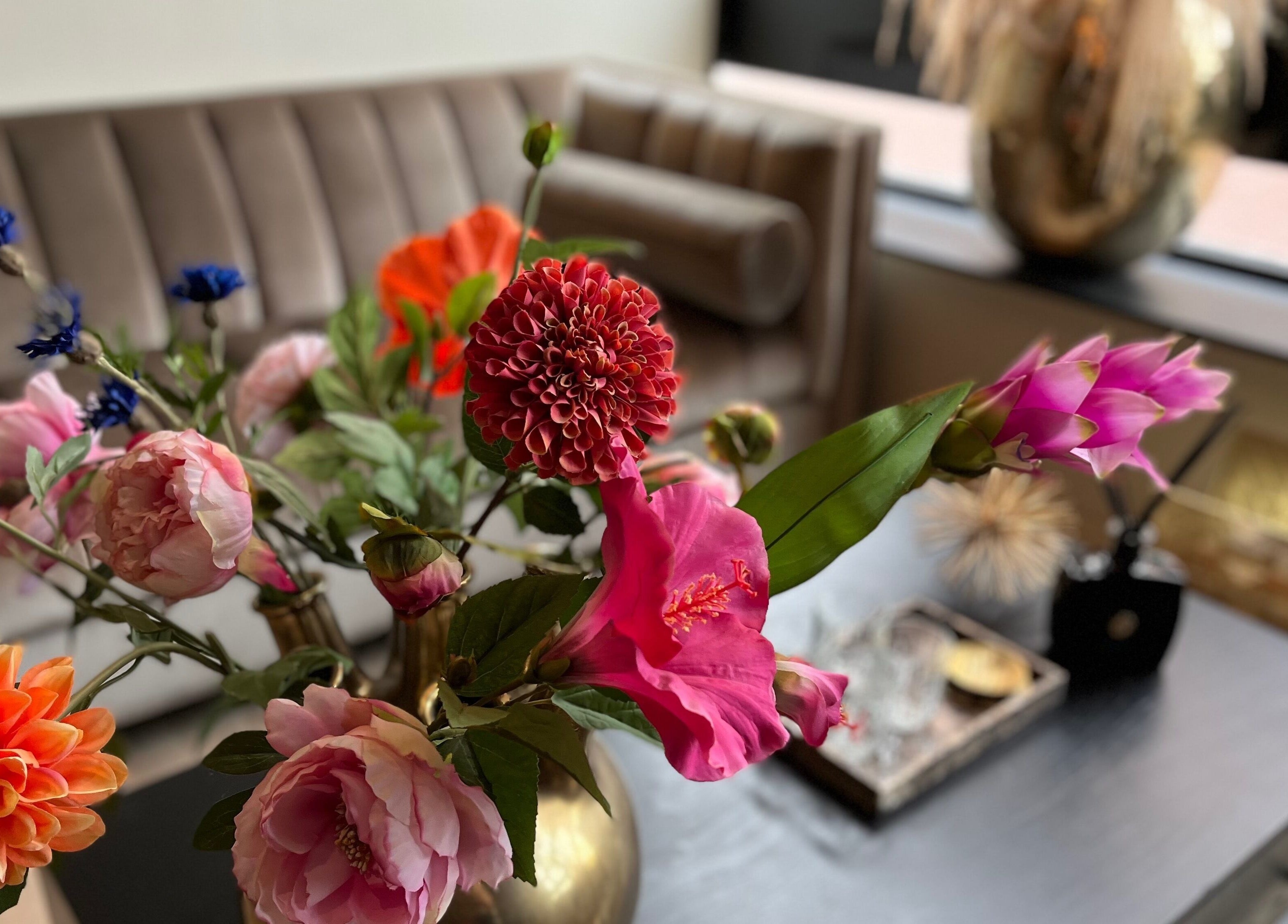 Elegante bloemen op tafel bij Mooi by Manon en Iris, Sneek, Friesland, NL voor een serene ambiance.