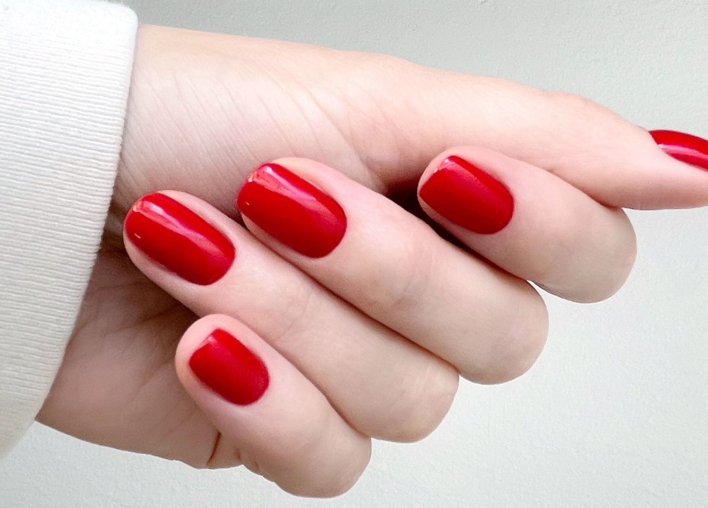 Rote, gepflegte Nägel bei Krasota.Hamburg, Hamburg, Hamburg, DE für stilvolle Handpflege.