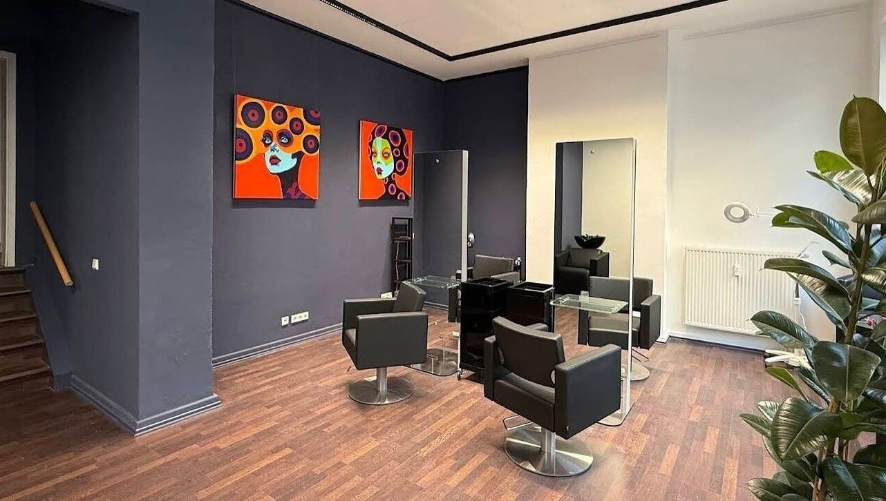 Saloninterior von Krasota.Hamburg - Damir.Perukar in Hamburg, Hamburg, DE mit modernen Stühlen und Spiegeln.