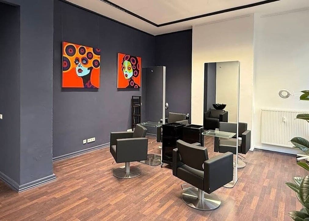 Saloninterior von Krasota.Hamburg - Damir.Perukar in Hamburg, Hamburg, DE mit modernen Stühlen und Spiegeln.