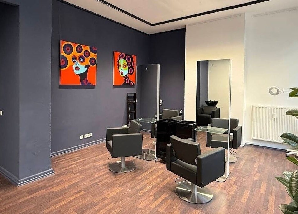 Saloninterior von Krasota.Hamburg - Damir.Perukar in Hamburg, Hamburg, DE mit modernen Stühlen und Spiegeln.