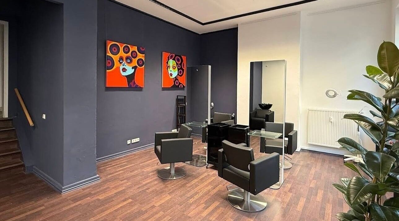 Saloninterior von Krasota.Hamburg - Damir.Perukar in Hamburg, Hamburg, DE mit modernen Stühlen und Spiegeln.