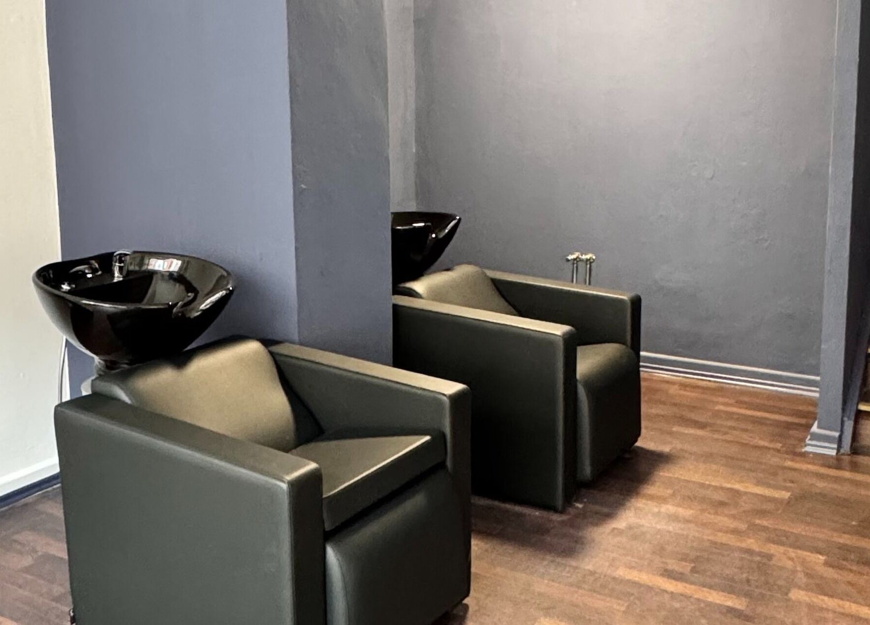 Elegante Waschstation bei Krasota.Hamburg - Damir.Perukar, Hamburg, Hamburg, DE. Perfekt für Schönheitspflege.