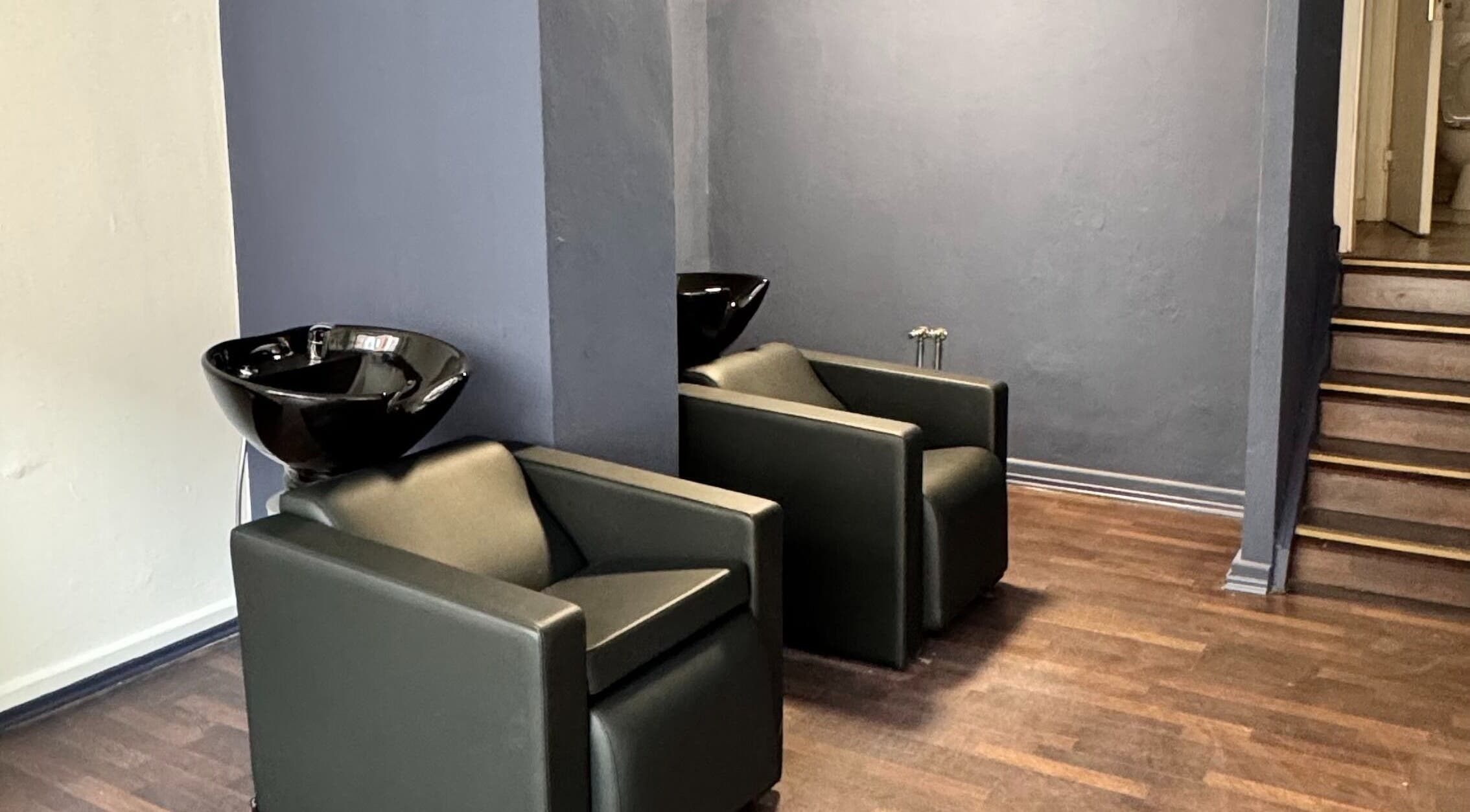 Elegante Waschstation bei Krasota.Hamburg - Damir.Perukar, Hamburg, Hamburg, DE. Perfekt für Schönheitspflege.