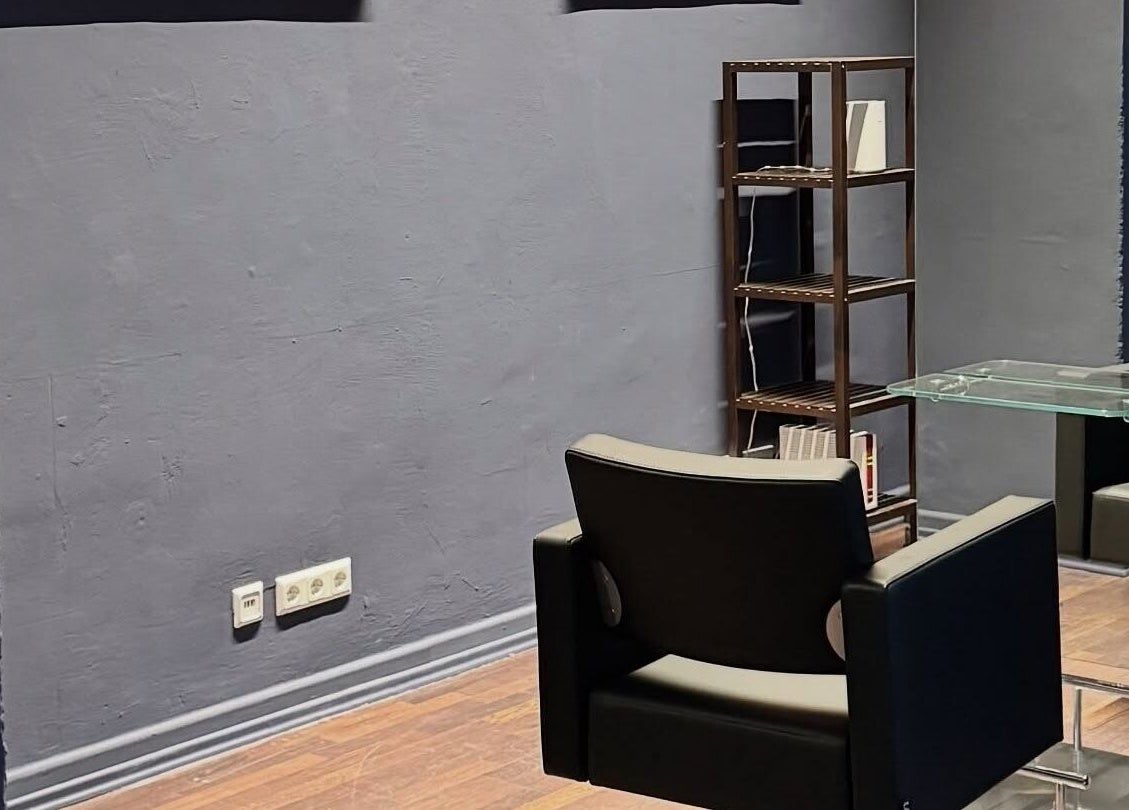 Elegante Wartezone im Krasota.Hamburg - Damir.Perukar, Hamburg, DE. Moderne Inneneinrichtung mit Regalen.