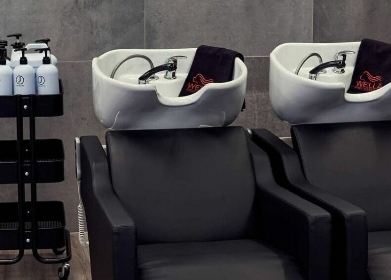 Moderne Waschsessel bei Color Bar Wettingen, Aargau, CH für ein luxuriöses Haarerlebnis.