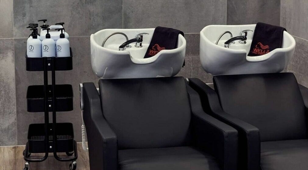 Moderne Waschsessel bei Color Bar Wettingen, Aargau, CH für ein luxuriöses Haarerlebnis.