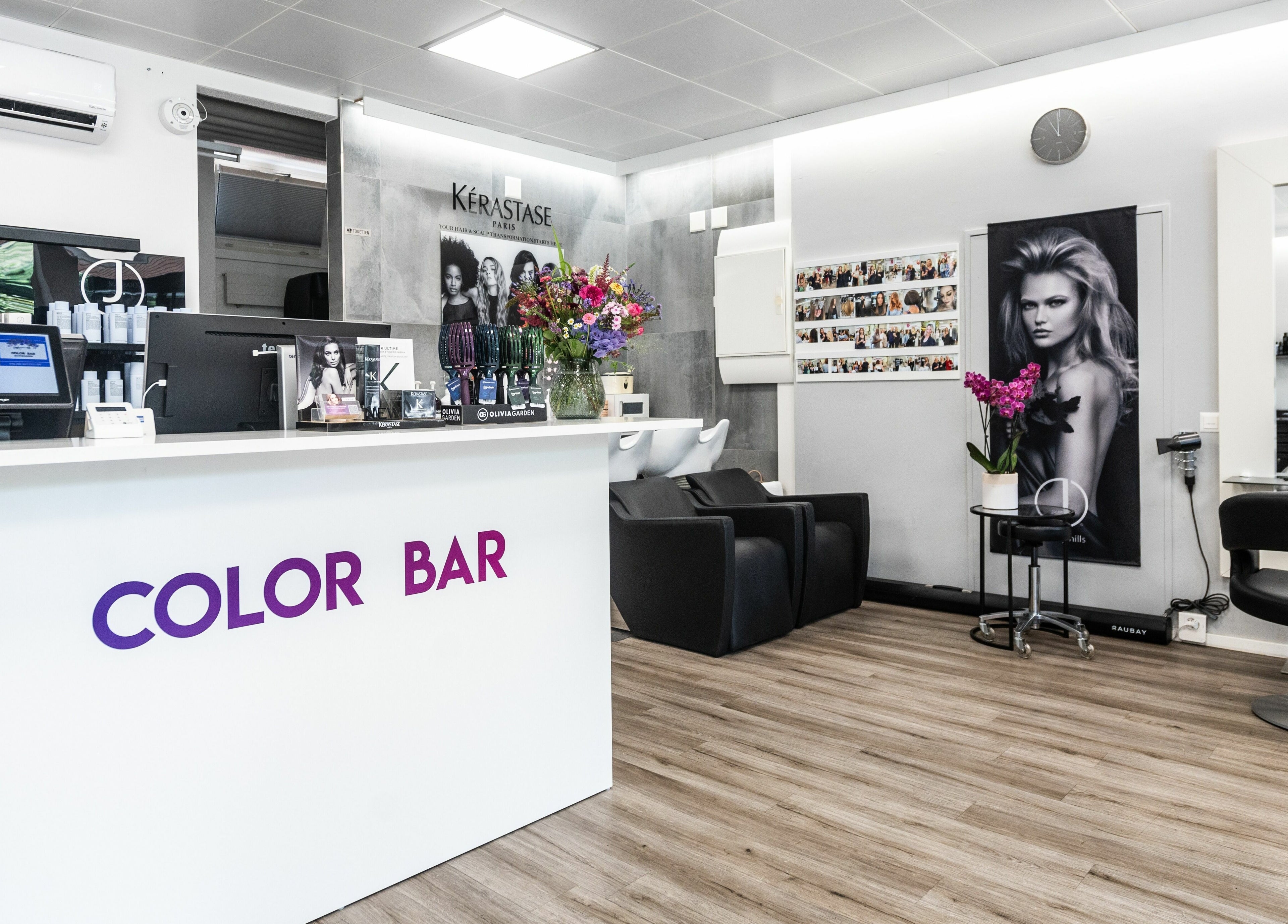Empfangsbereich bei Color Bar Wettingen, elegantes modernes Design in Wettingen, Aargau, CH.