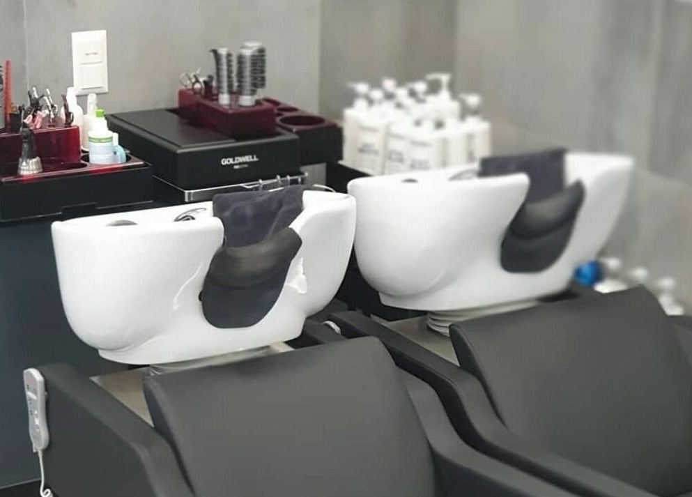 Elegante Waschplätze im Color Bar Wettingen, Wettingen, Aargau, CH, bereit für Ihren Besuch.