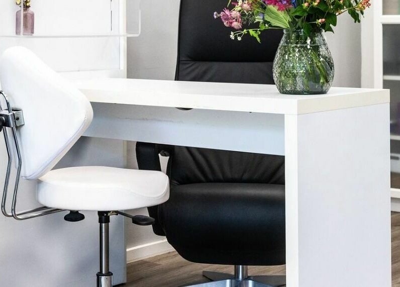 Moderner Nageldesign-Arbeitsplatz bei Color Bar Wettingen, Wettingen, Aargau, CH, mit Blumenarrangement.